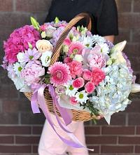 Композиция солнечный день в Хасанье Цветочная композиция из Розы, Хризантемы, Пионы и Лизиантусы в корзине в Хасанье