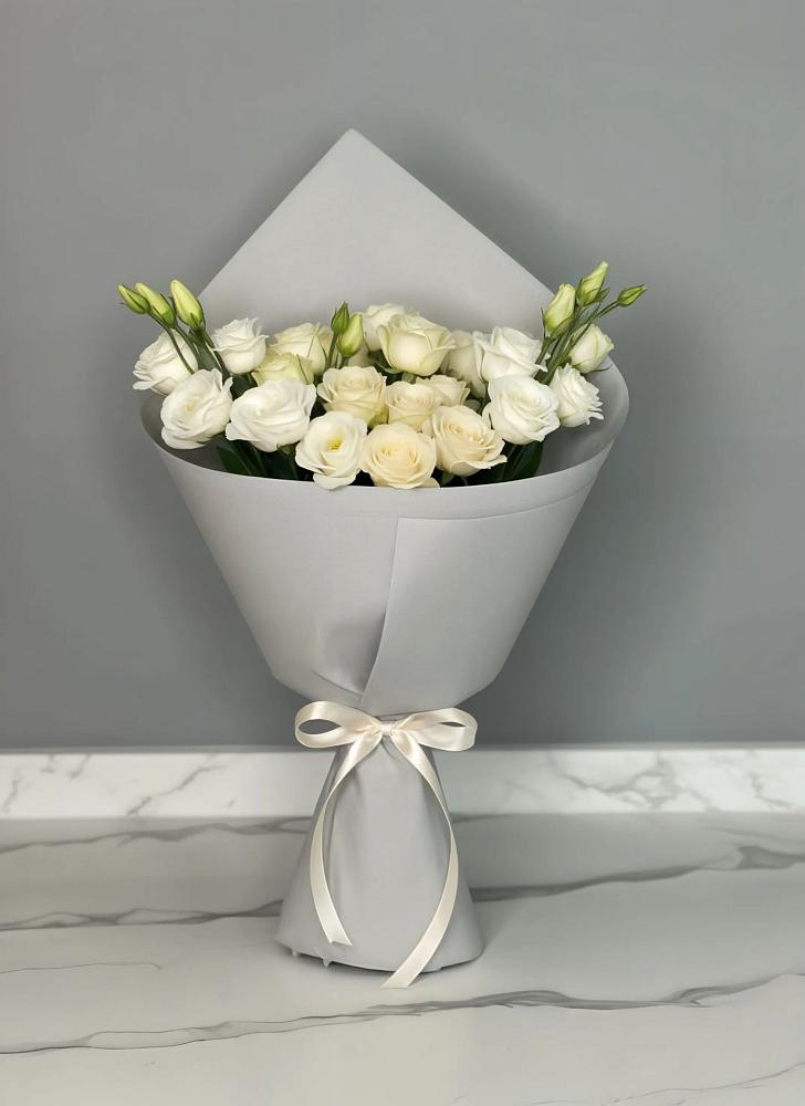 Букет цветов из: Розы и Лизиантусы в Хасанье