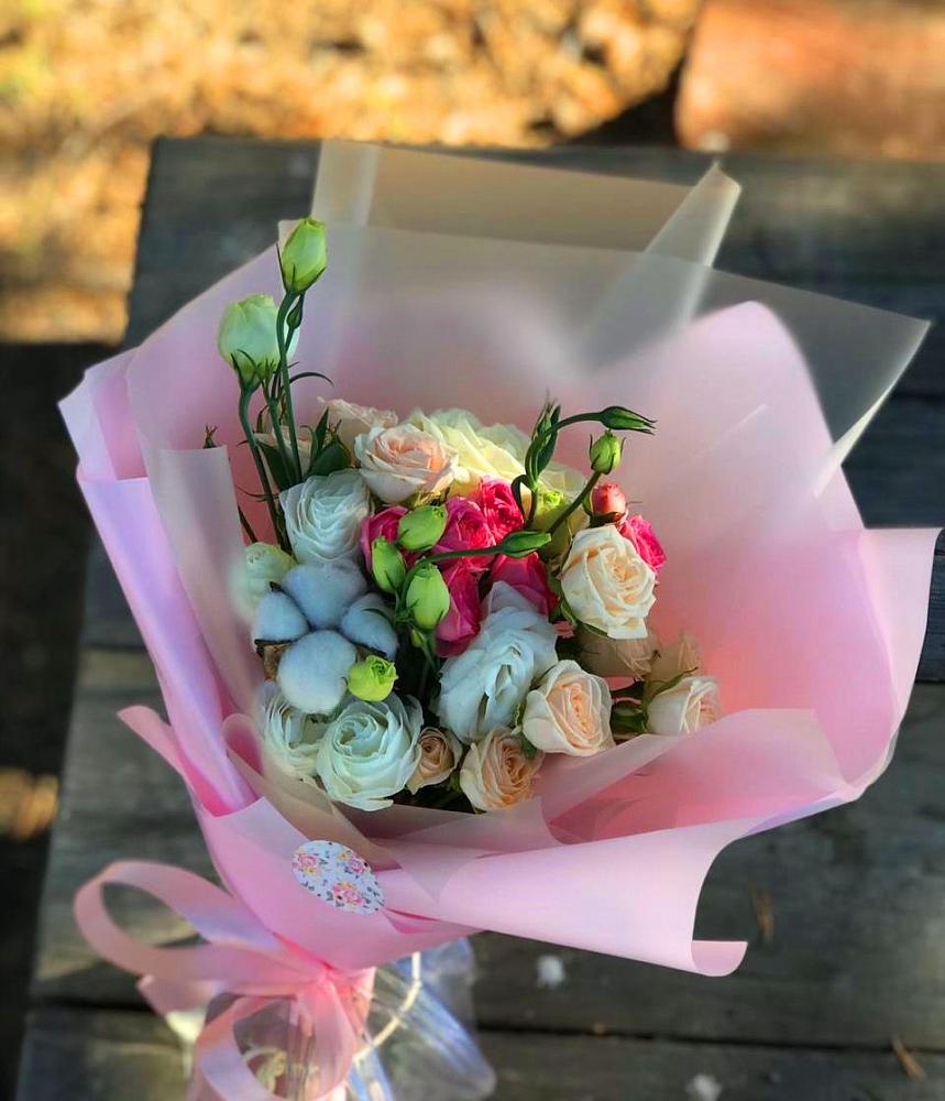 Букет цветов из: Розы и Лизиантусы в Хасанье