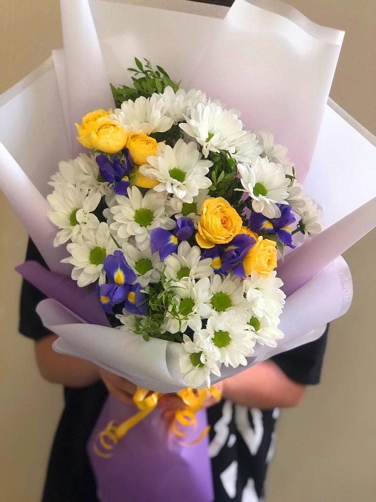 Букет цветов из: Ирисы, Хризантемы и Розы в Хасанье