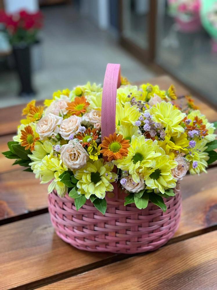 Цветочная композиция из Хризантемы и Розы в корзине в Хасанье