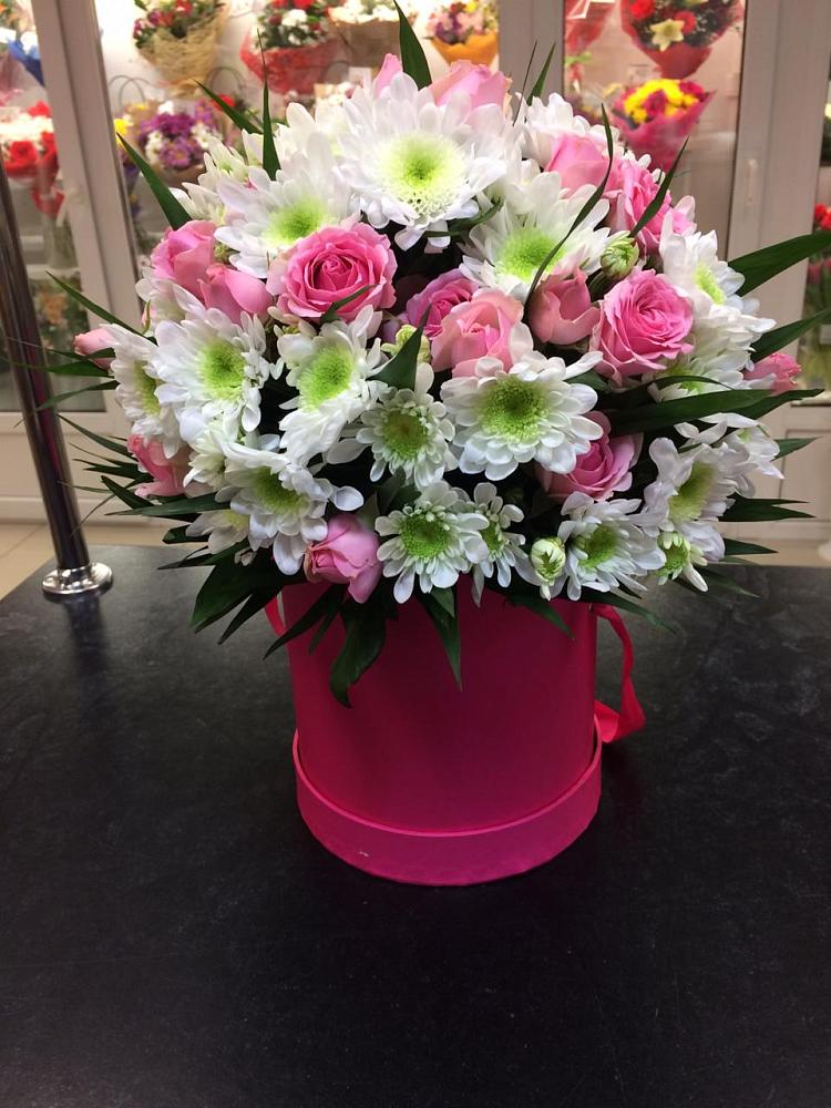 Цветочная композиция из Розы и Хризантемы в шляпной коробке в Хасанье