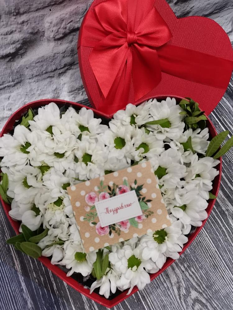 Цветочная композиция из Хризантемы в виде сердца в Хасанье