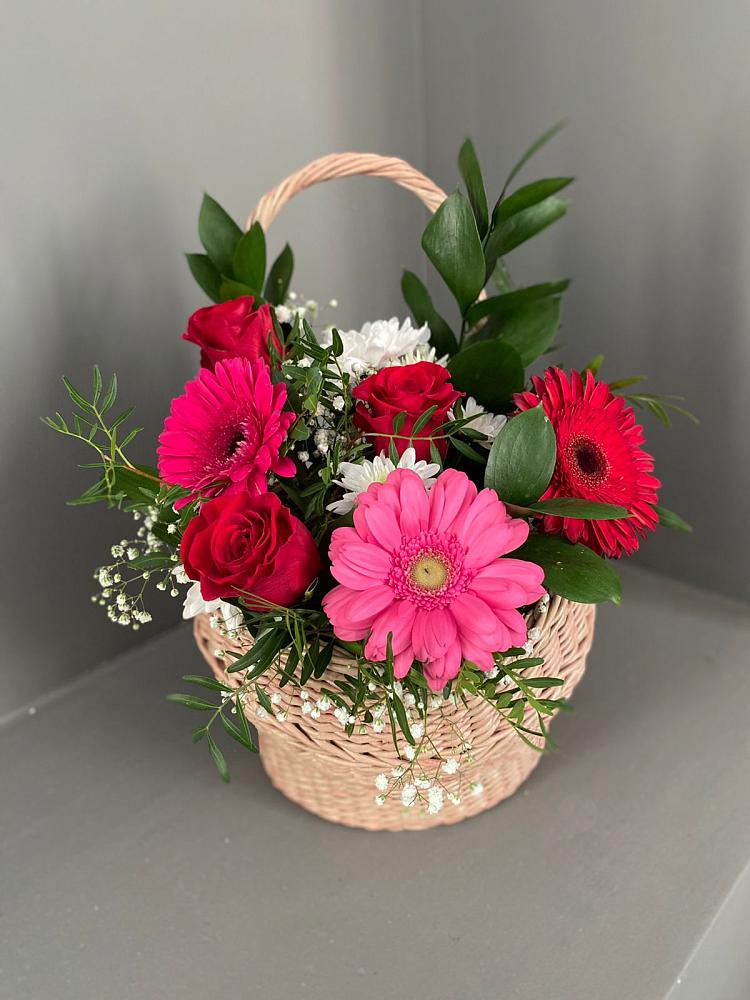 Цветочная композиция из Розы, Хризантемы и Герберы в корзине в Хасанье