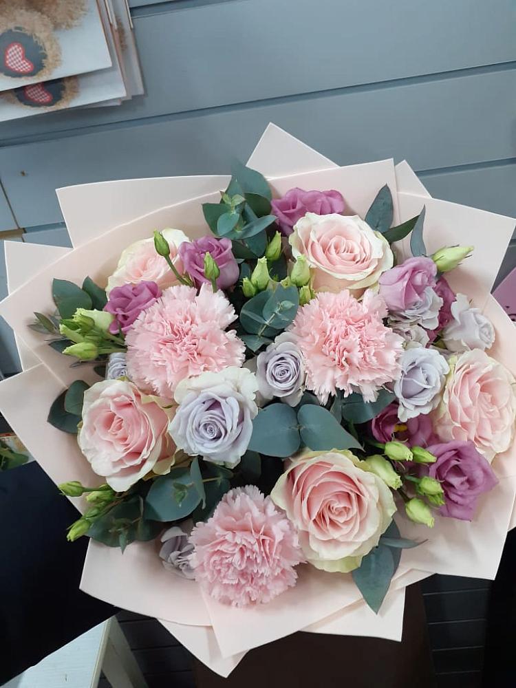 Букет цветов из: Розы, Гвоздики и Лизиантусы в Хасанье